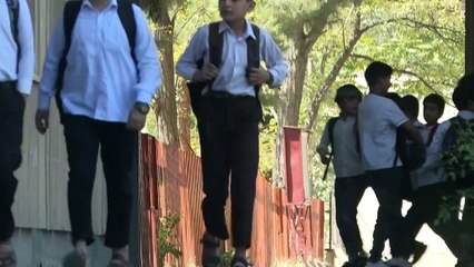 Los talibanes excluyen a las niñas de la enseñanza secundaria y cierran el Ministerio de la Mujer