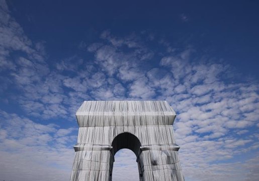 Kumaşla kaplanan Paris'in simgesi Zafer Takı ziyarete açıldı