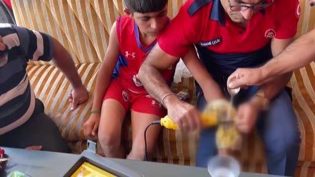 Oynarken bulup bileğine taktığı kelepçeyi çocuğun elinden itfaiye çıkardı