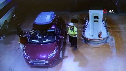 Önce ısınma hareketleri yaptı sonra aracını tekmeledi
