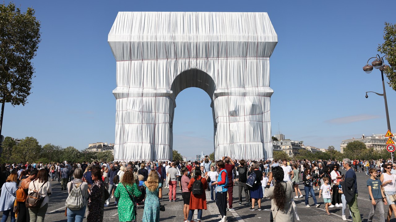 «Exceptionnel» et «émouvant» : l’Arc de Triomphe empaqueté de Christo séduit les foules