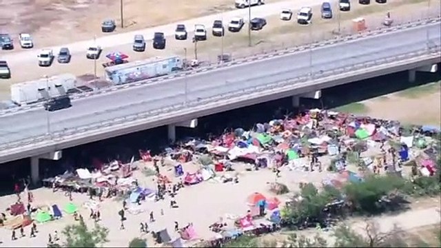 EEUU ultima un plan de vuelos para deportar a los migrantes retenidos en Texas