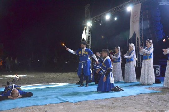 TransAnatolia Rally Raid yarışmacıları, yorgunluğu Kafkas gösterisi ve halayla attı