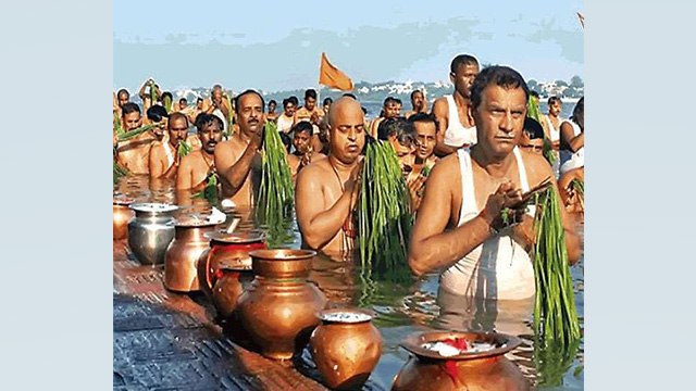 Pitru Paksha 2021: पितृ पक्ष 2021 में तर्पण देते समय इन मंत्रों का जरूर करें जाप | Boldsky