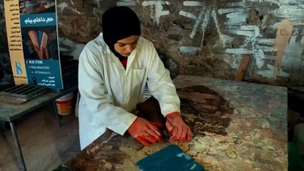 الحجر الأزرق.. مشروع إعادة تدوير الزجاج المكسور