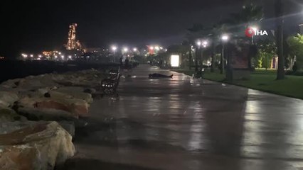 Alkollü şahıs yere yatıp dakikalarca göğsünü yumrukladı