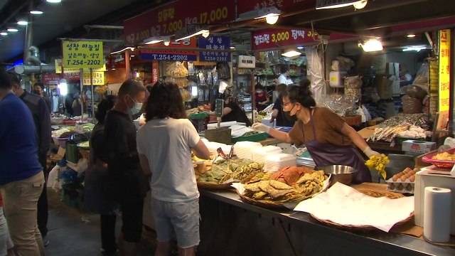 추석 앞둔 전통시장...장 보러 온 시민들로 '북적북적' / YTN
