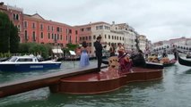 Un violín gigante recorre los canales de Venecia en homenaje a las víctimas de la COVID-19