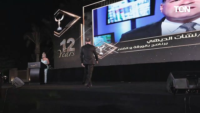 شاهد لحظة تكريم الإعلامي نشأت الديهي عن افضل برنامج بالورقة والقلم بمهرجان الفضائيات العربية