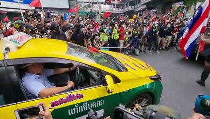 ประมวลภาพ "ม็อบ19กันยา" ขับรถชนรถถัง ฝนกระหน่ำ