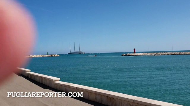 Trani: in zona Cattedrale compare gigantesco Yacht da 500 milioni di dollari lungo 143 metri, ecco a chi appartiene l'imbarcazione che ha sorpreso tutti - foto e video in esclusiva da PugliaReporter.com
