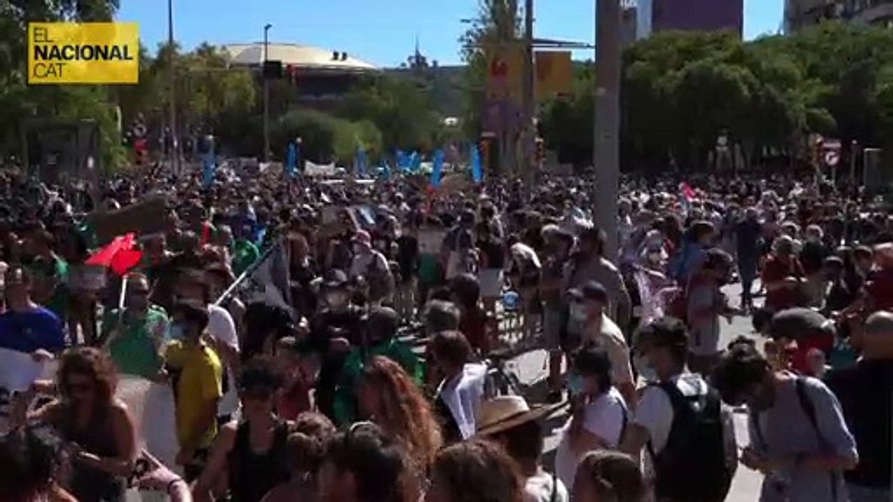 Ambient festiu a la manifestació contra l’ampliació del Prat