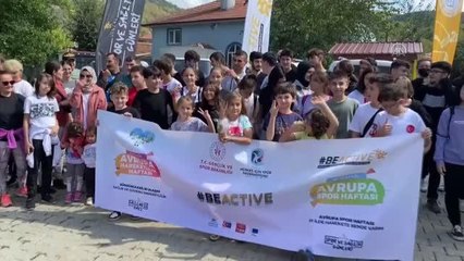 Sporcular hareketli yaşam için aileleriyle 8 kilometre yürüdü