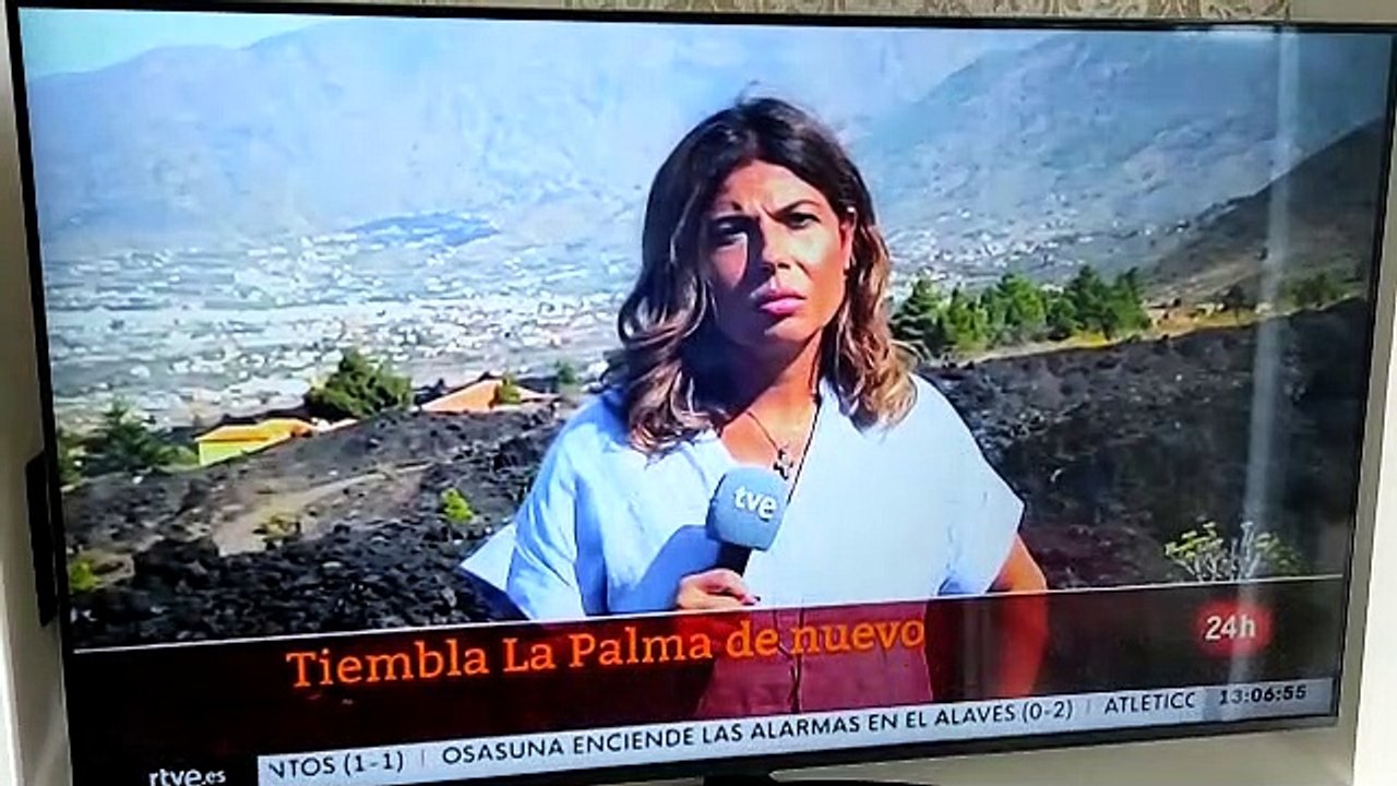 Un terremoto en La Palma sorprende en pleno directo a una periodista de Televisión Española