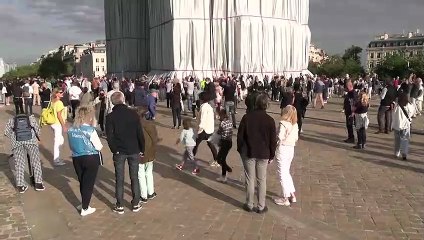 Paris’in simgesi Zafer Takı’nı, 25 bin metre kare kumaşla kapladılar