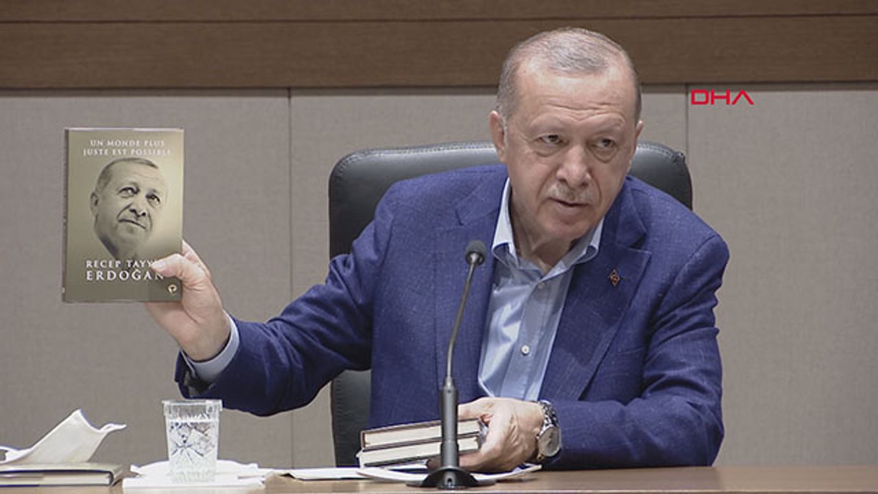 Erdoğan kitabının Fransızcasını gösterdi, 'İngilizcesi' dedi