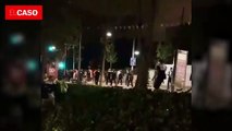 Mossos y policías locales huyen corriendo perseguidos por gente de fiesta
