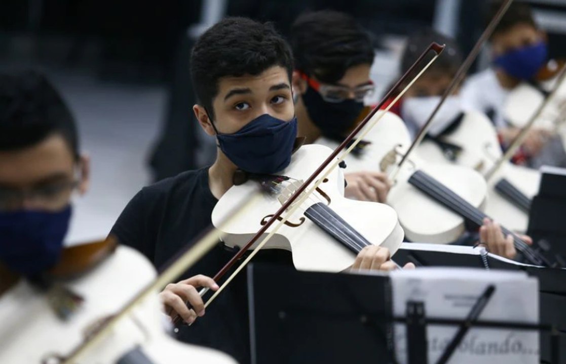 من أنابيب بلاستيكية إلى آلات كمان وتشيلو.. مشروع برازيلي ينُتج الآلات الموسيقية للأطفال!