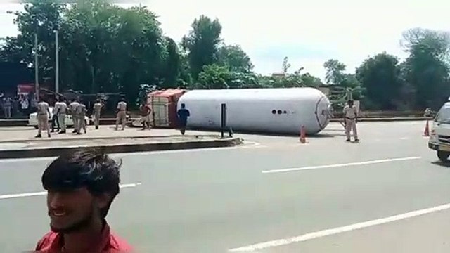 राष्ट्रीय राजमार्ग पर LPG गैस से भरा टैंकर पलटा, मचा हड़कम्प