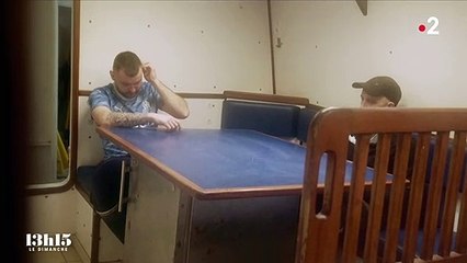 La collaboration entre un patron de pêche, le CROSS et la Marine nationale pour porter secours à des migrants au large de Calais