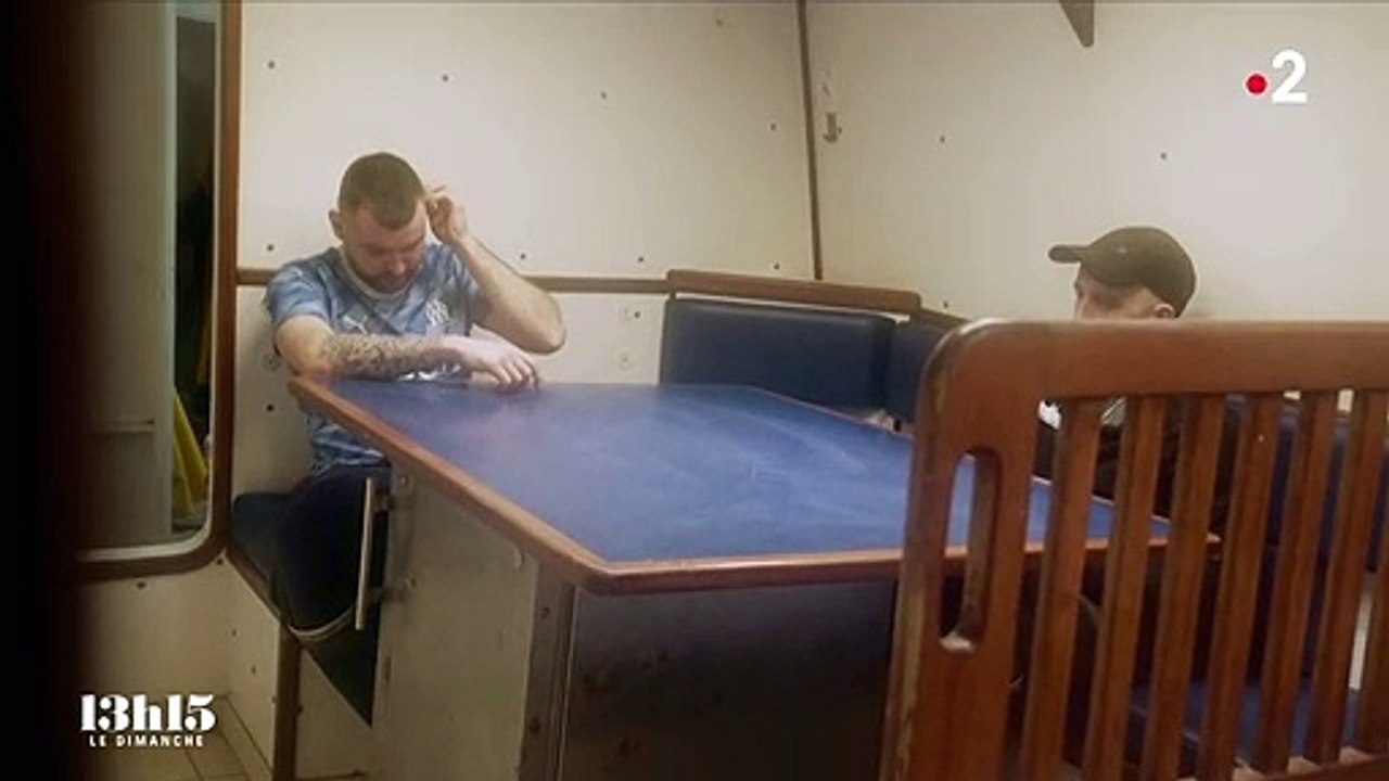 La collaboration entre un patron de pêche, le CROSS et la Marine nationale pour porter secours à des migrants au large de Calais