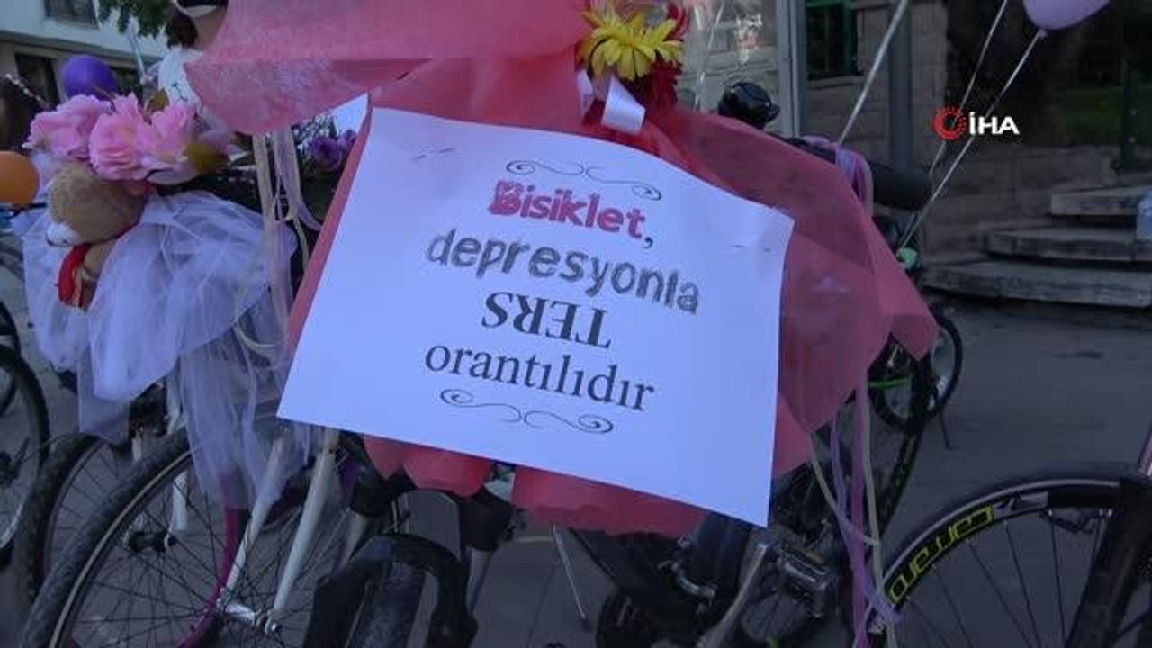 Süslü Kadınlar Bisiklet Turunda renkli görüntüler