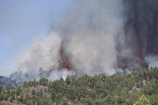 130 depremin ardından Kanarya Adaları'nda yanardağ patladı