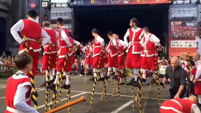 Combat de l'échasse d'or aux fêtes de Wallonie à Namur