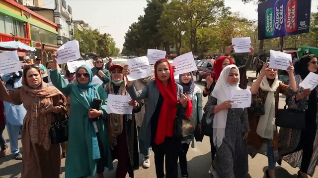Mulheres afegãs reclamam direitos aos talibãs