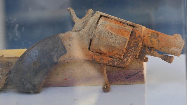 Pêche à l’aimant : revolvers, coffre-fort, baïonnette... les trésors de Raf, 11 ans, exposés à Paris