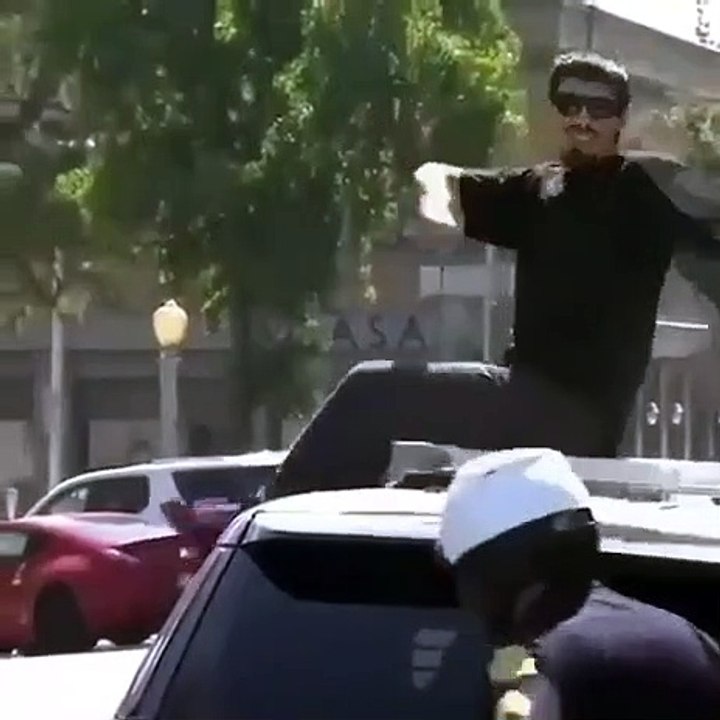 Un fou détruit une voiture de police sous les yeux des policiers