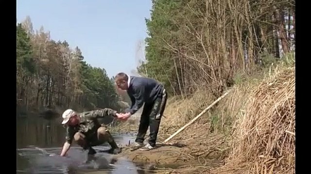 Des pecheurs russes remontent quelque chose d'incroyable... un obus