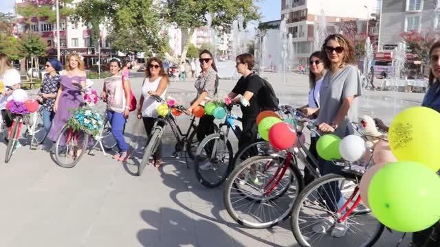 Süslü Kadınlar Bisiklet Turu nda renkli görüntüler oluştu