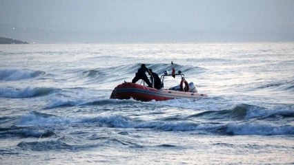 Dalgalarla boğuşan gençlerden biri kurtarıldı, biri kayıp