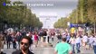 A Paris, foule de piétons sur les Champs-Élysées pour la journée "sans voiture"