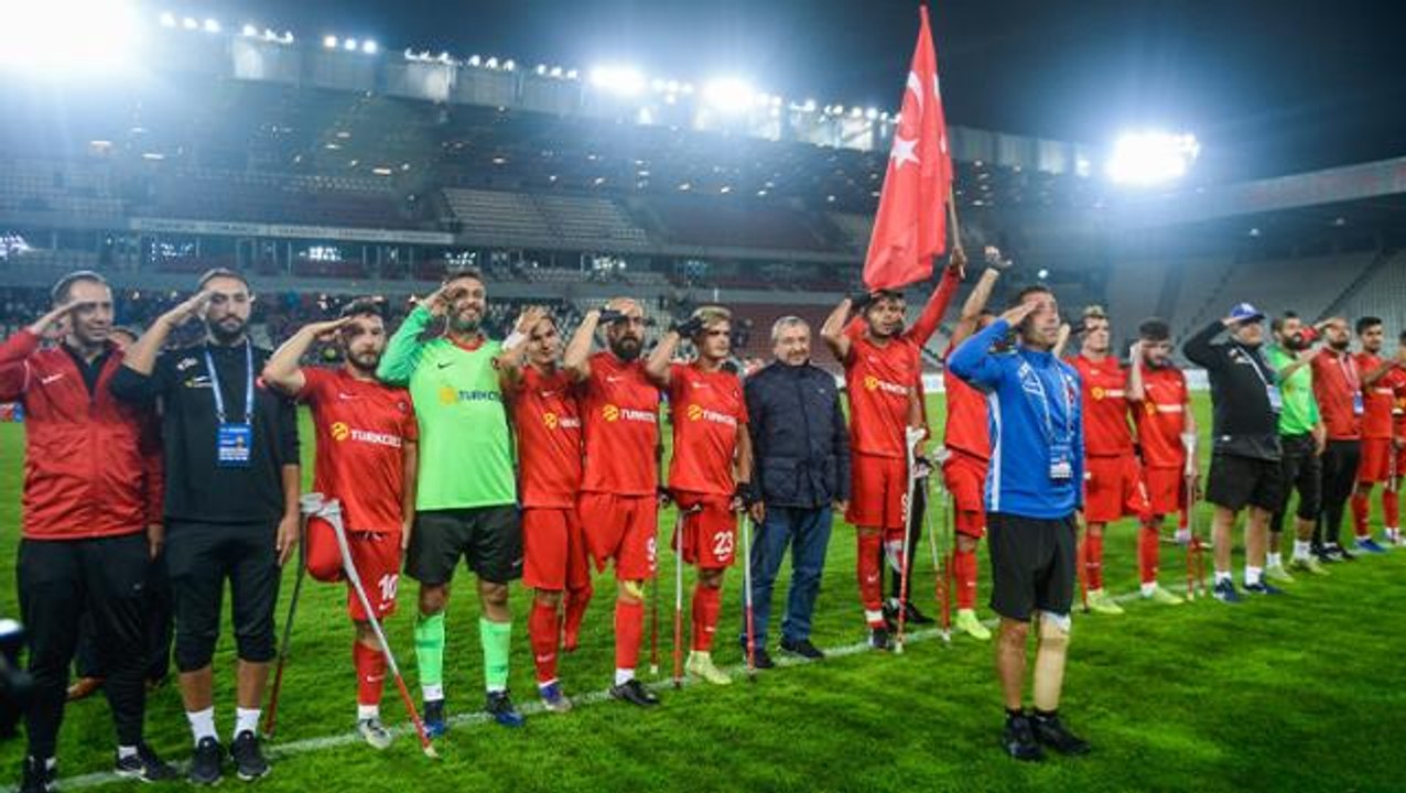 Avrupa şampiyonu Ampute Futbol Milli Takımı'na siyasilerden tebrik mesajı yağıyor