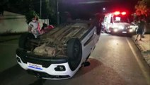 Renault Kwid capota após colisão contra HB20 na esquina das ruas Cuiabá e Souza Naves