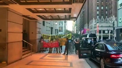 "Genocida": protesto faz com que Bolsonaro entre pelos fundos de hotel em Nova York