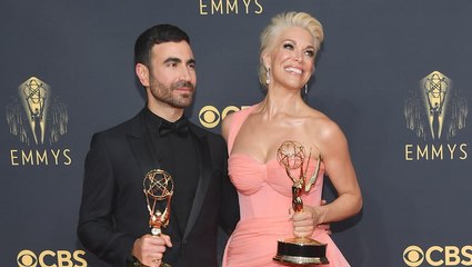 Tải video: Brett Goldstein & Hannah Waddingham - Emmys Backstage