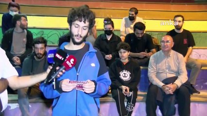 Üniversite öğrencileri ''barınamıyoruz'' deyip parkta uyudu