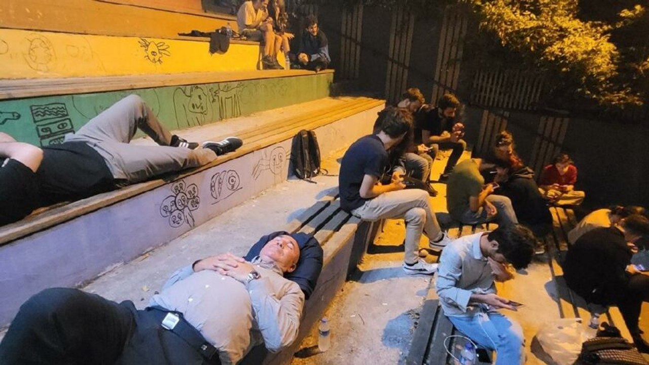 ‘Barınamıyoruz’ diyen öğrenciler geceyi banklarda geçirdi