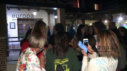 Cayetano Rivera posa junto a todos sus fans a la salida del hotel
