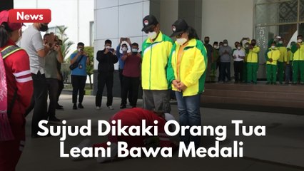 MERINDING !! LEANI SUJUD DIKAKI KEDUA ORANG TUA SAAT TIBA DI RIAU !!