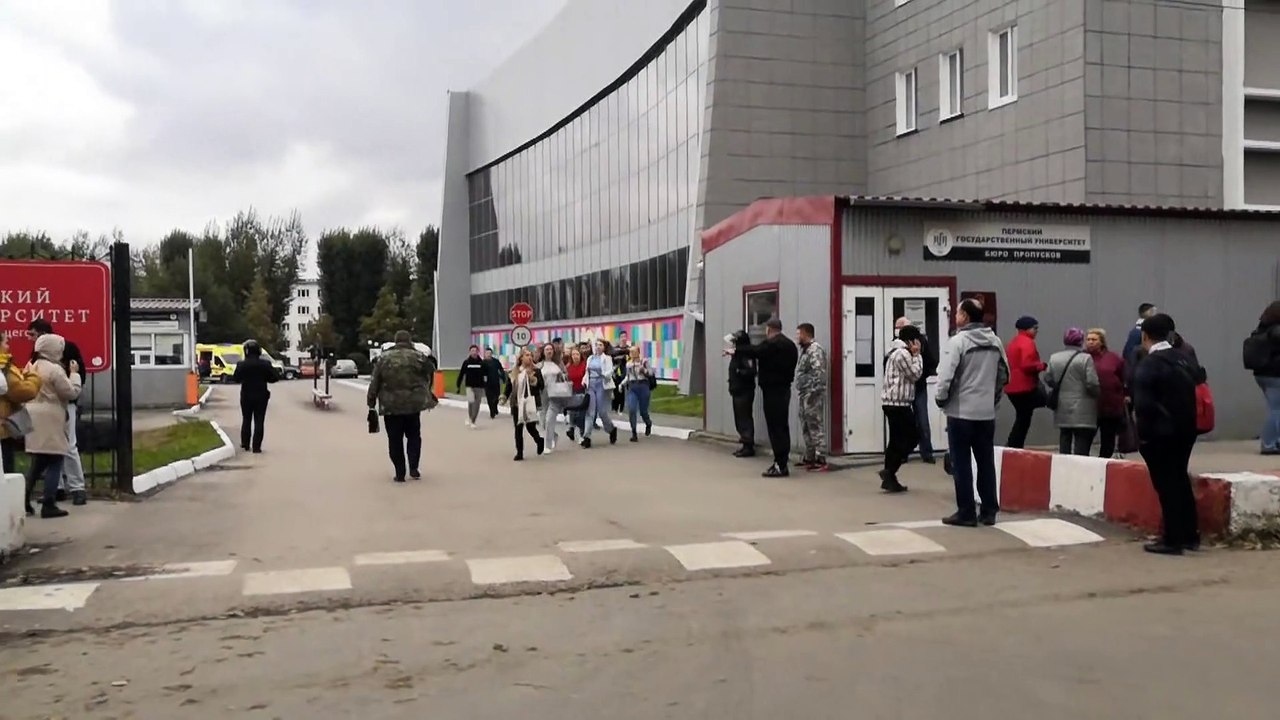 Mindestens 8 Tote an Uni in Perm: Studierende springen aus Fenstern