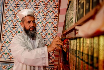 Antalyalı imam şefkatle yaklaştığı engelli ve hastaların gönüllerine dokunuyor