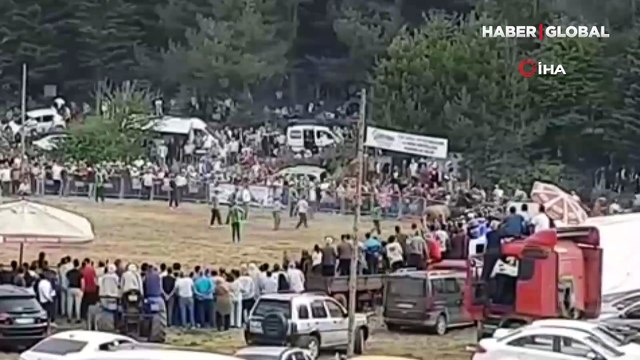 Bursa'da boğa güreşleri İspanya arenalarını aratmadı! Seyircilerin arasına daldı