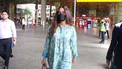 Mira Rajput बच्चों के बिना Mumbai airport से कहां को चली घूमने; Watch video | FilmiBeat