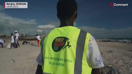 شاهد: شباب سنغاليون يحيون يوم التنظيف العالمي في شاطئ رملي قرب داكار