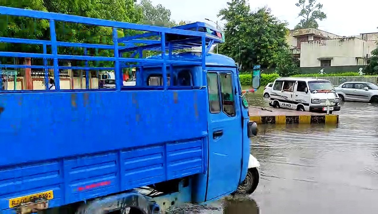 Heavy Rain: शहर में जमकर बरसात, सड़कों पर उफना...