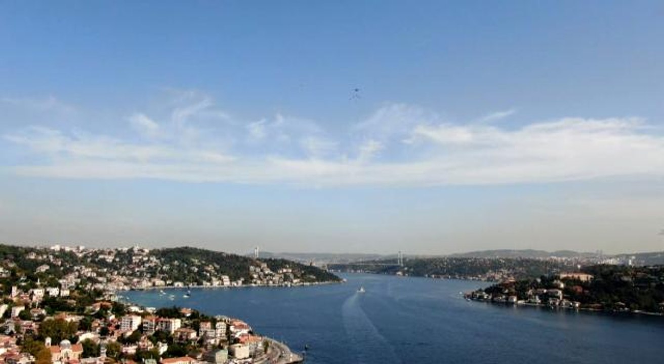 TEKNOFEST öncesi İstanbul Boğazı'nda gösteri uçuşu